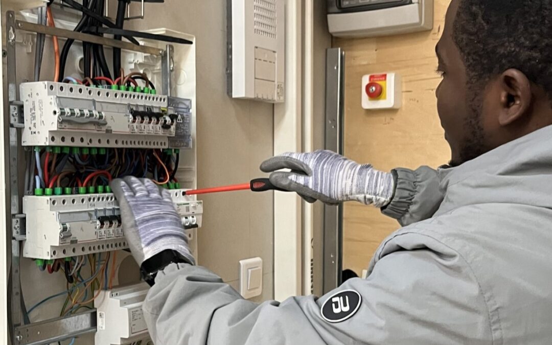 Journée de la Lumière : éclairez votre avenir avec les formations en électricité et électronique de l’ADEF-CFBT