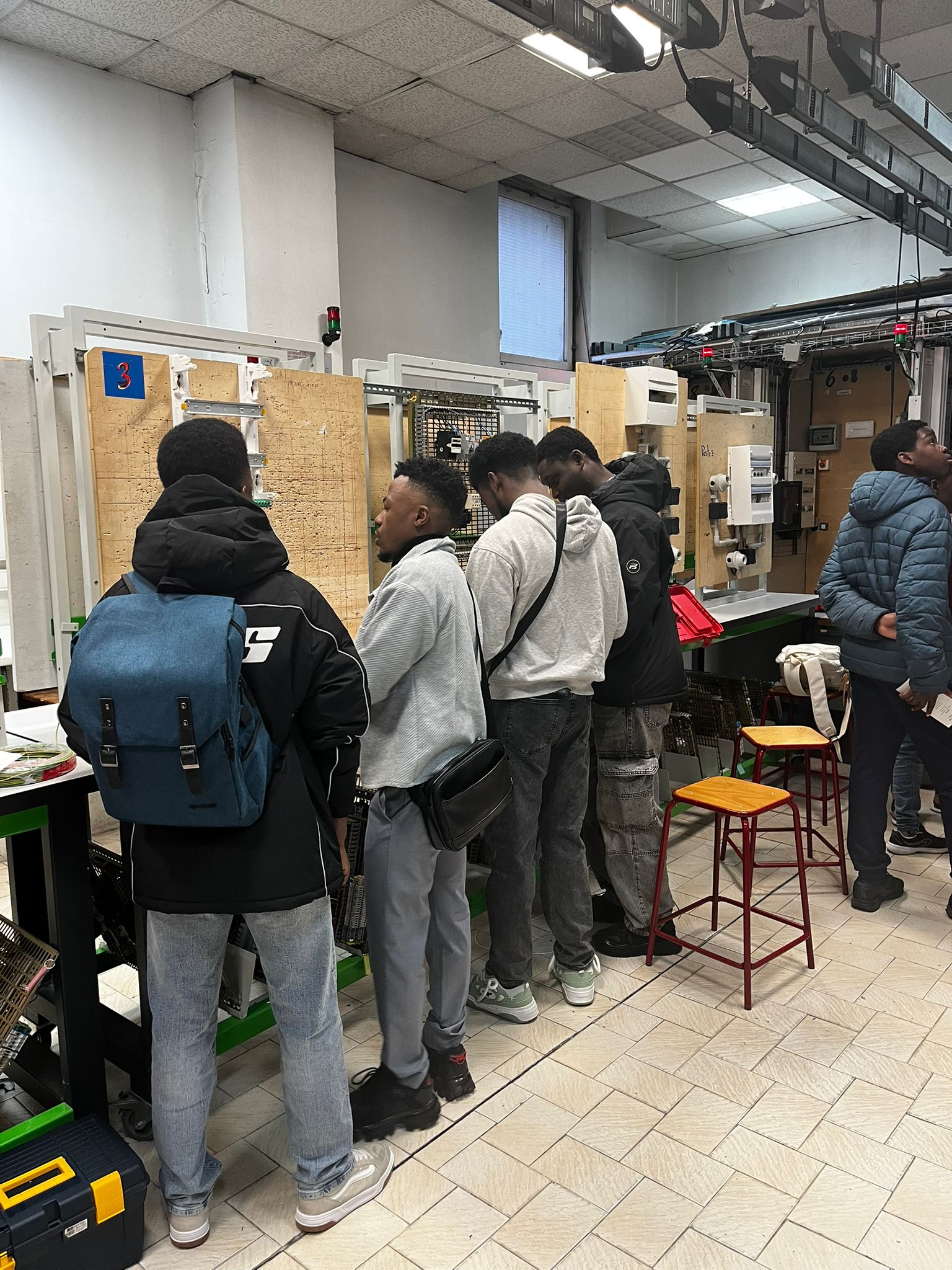 démonstration-électricité-jpo-marseille-convalescents-apprentissage-apprentis-formation-continue-atelier-btp